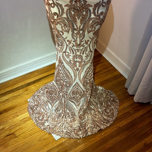 Beautiful gown - Picture 3 of 4